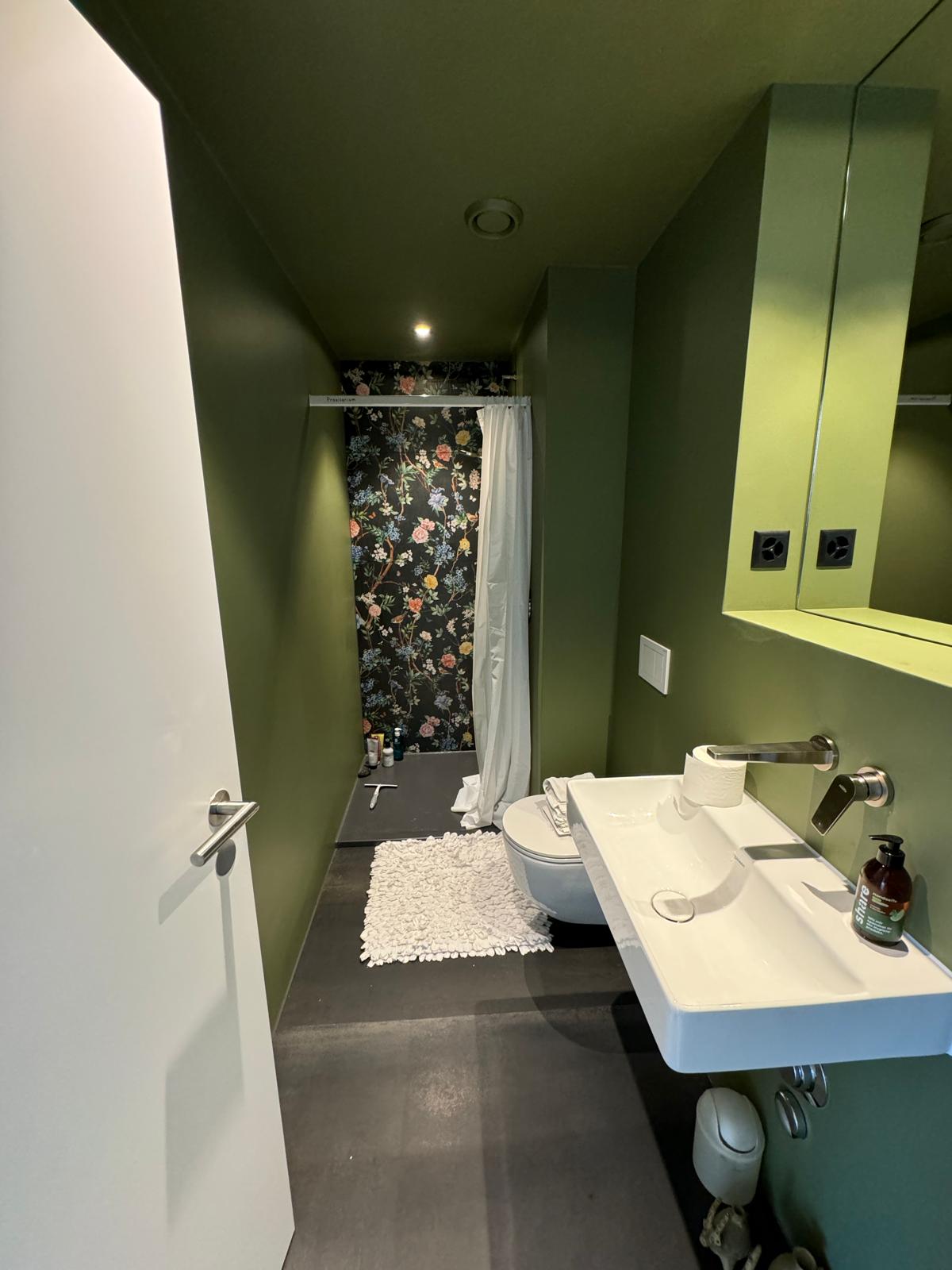 Designer-Bad in Dunkelgrün