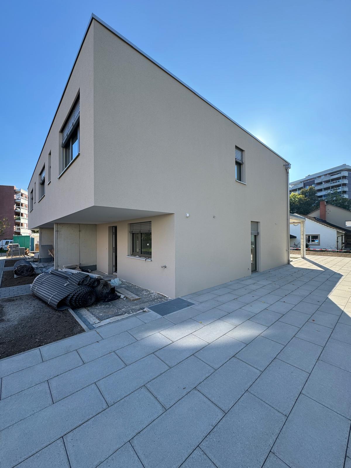 Moderne graue Fassade