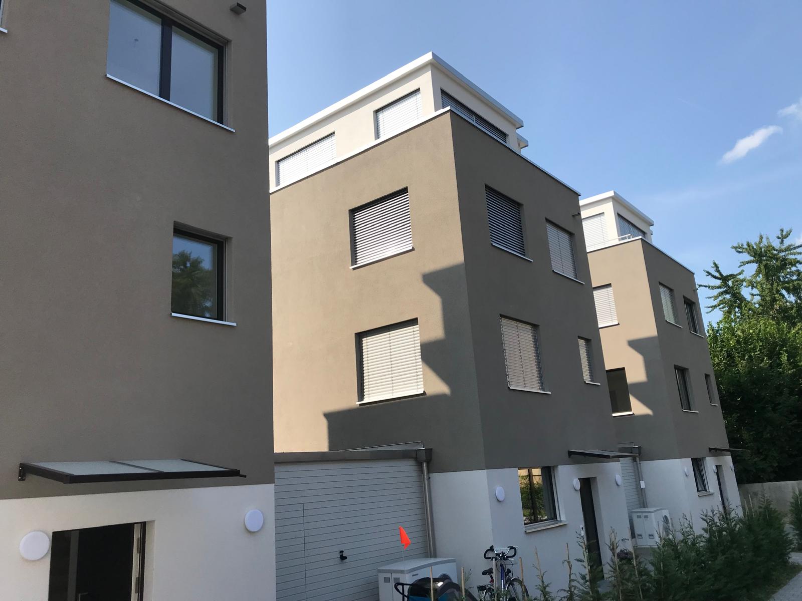 Mineralputz-Fassade an modernem Mehrfamilienhaus in der Region Basel
