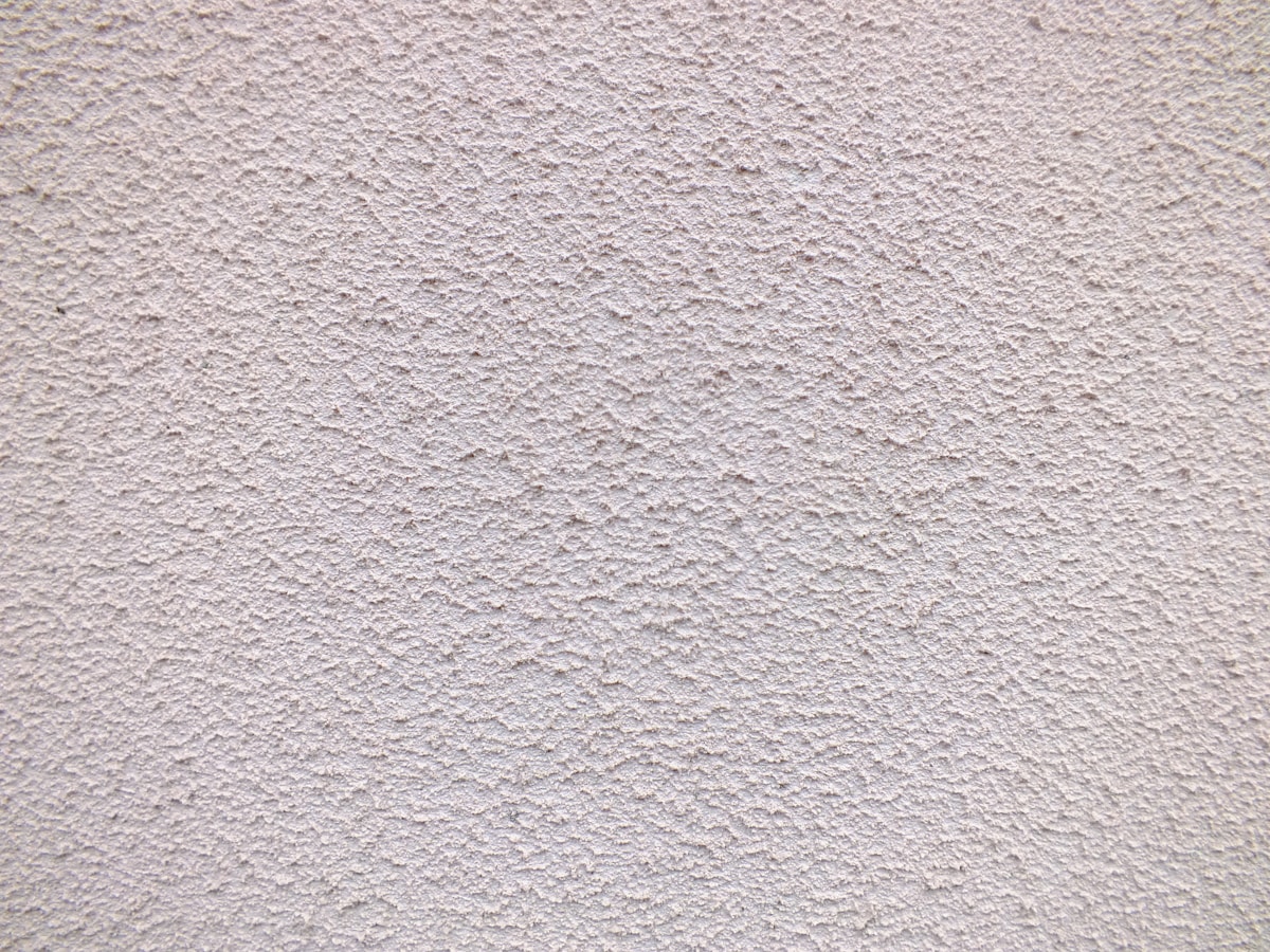 Nahaufnahme professionell verputzte Wand mit feiner Putzstruktur