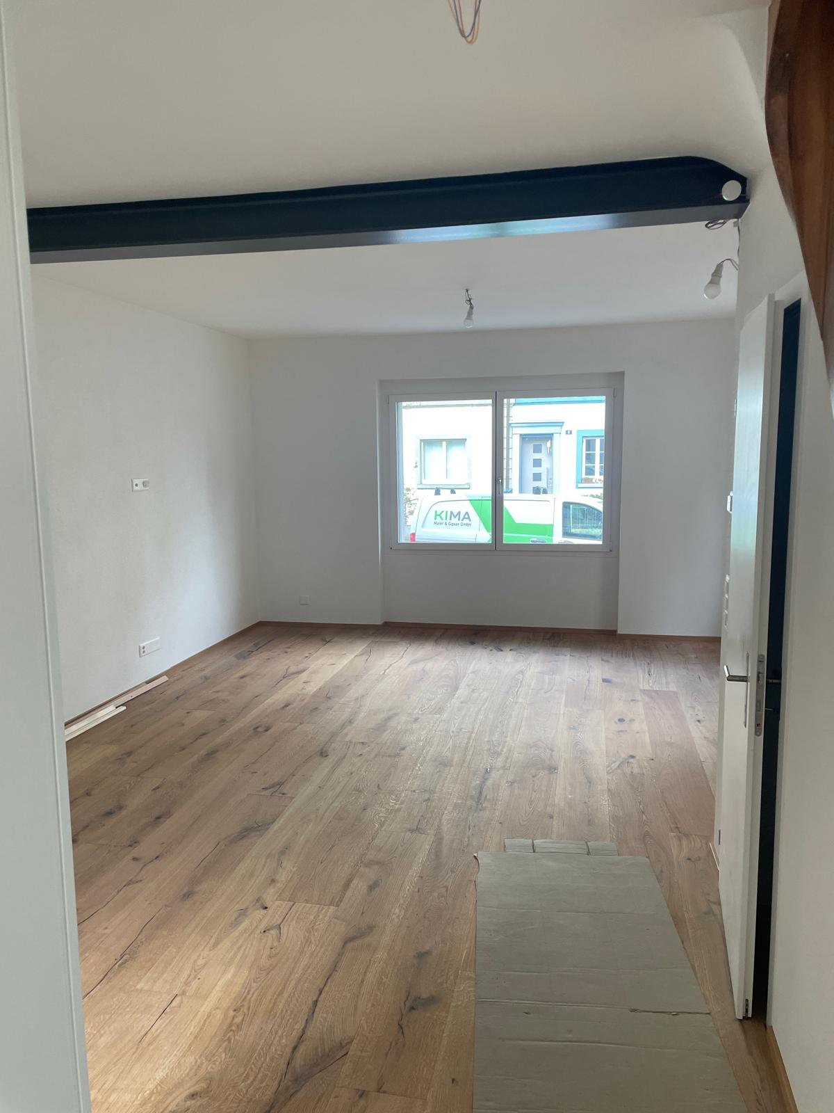 Frisch gestrichener Wohnraum mit hellem Anstrich und Holzboden in Muttenz